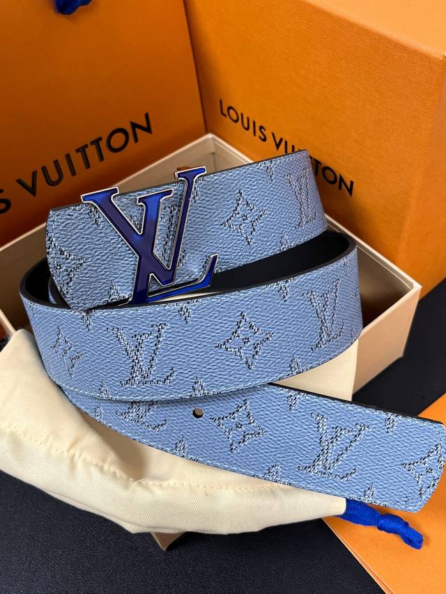 170 A new seasonal design, the 4.0-width reversible belt is a fresh interpretati