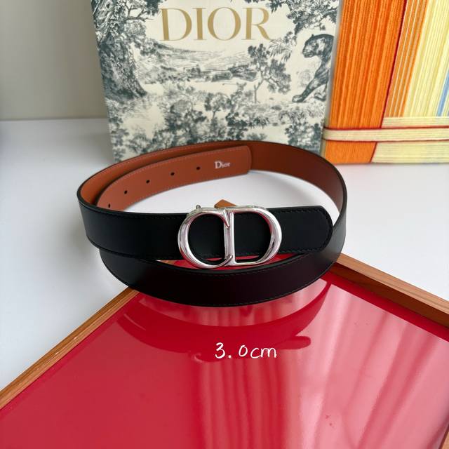 190 This Cd Icon belt, designed by Jonathan Anderson, skillfully blends classic
