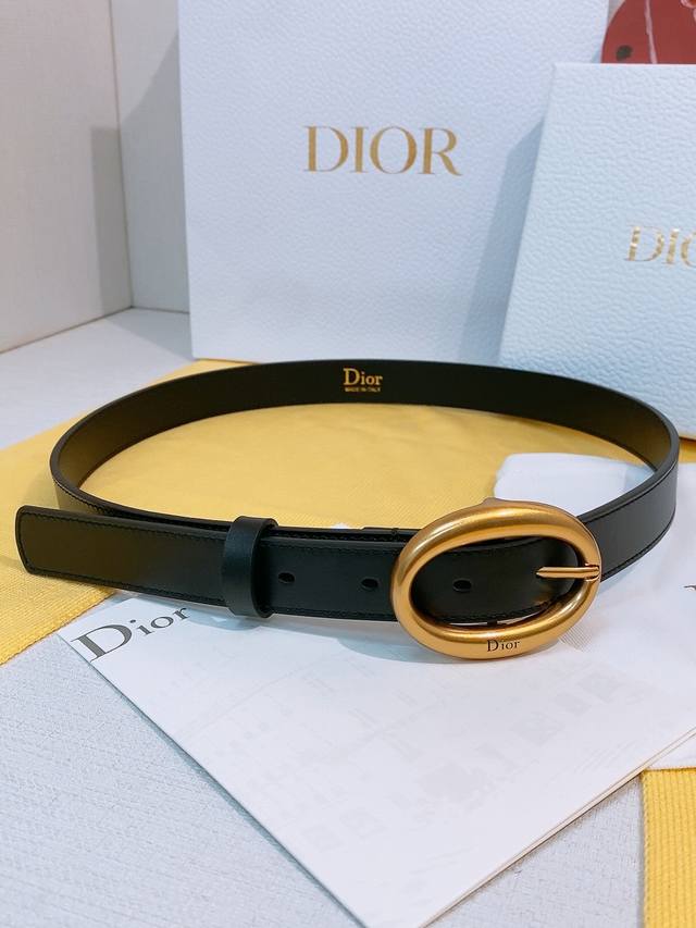180 The iconic oval buckle is a simple, versatile, and universally loved design.