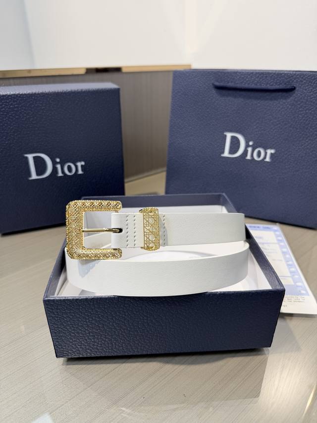 190 Image and packaging: 10 pieces. A popular Dior original, boutique-quality it
