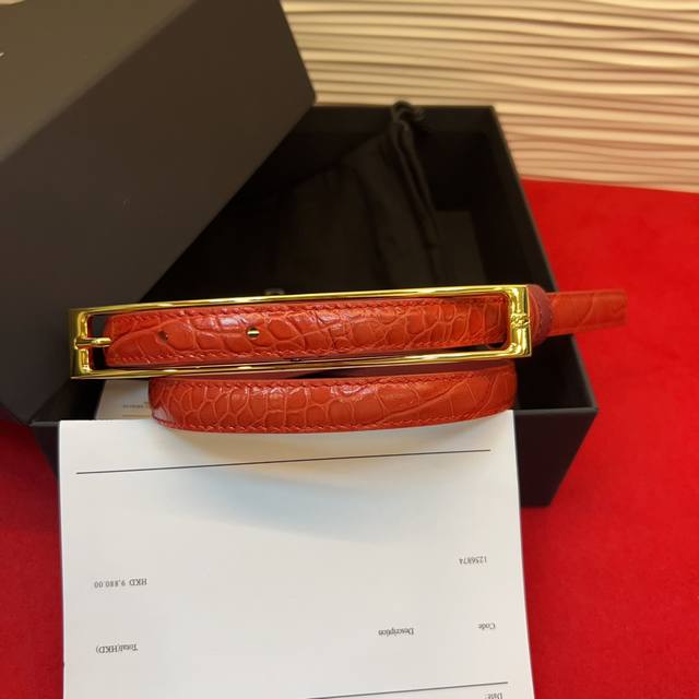 p210 Chanel's new belt, 15mm wide, with a two-tone design and a rectangular buck