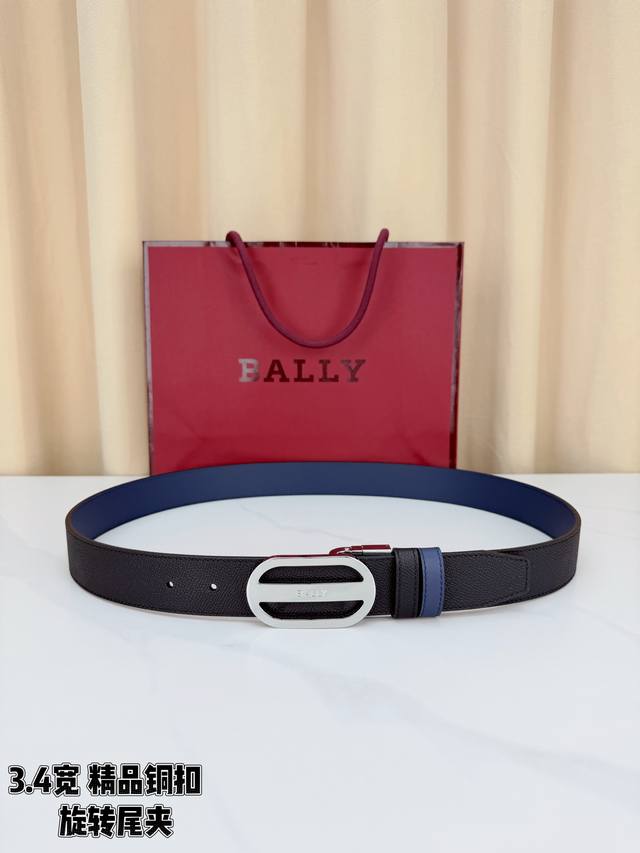 200 Bally 3.4-width black palm-textured belt. Made of top-grain cowhide with a f