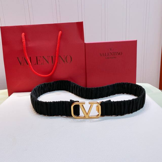 p230 Valentin Classic Letter Series, Size 3.0Cm, Hardware features the classic l