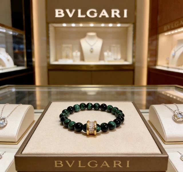 p140。宝格丽手链V金材质 Bvlgari宝格丽 Divas‘ Dream 系列 天然绿虎眼石品相完美，细节无敌，那种独特的色泽完全无可挑剔，再缀以经典指环外
