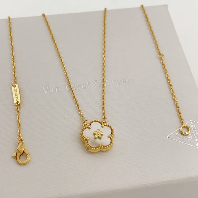 p80 Vancleef*Arpel* 梵克雅宝最新款金色白贝梅花项链 一致Zp黄铜材质，非常的上镜设计很特别值得入手高级手工坊系列