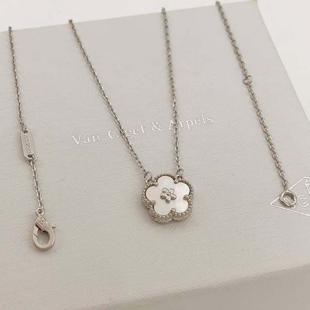 p80 Vancleef*Arpel* 梵克雅宝最新款银色白贝梅花项链 一致Zp黄铜材质，非常的上镜设计很特别值得入手高级手工坊系列