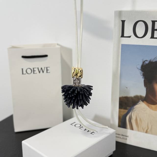 新品170 罗意威Loewe 动物系列-金象挂饰 挂件 牛皮革和醋酸纤维挂饰，连接有牛皮革环带和 Anagram骰子。灵感源自 puzzle 10周年多色典