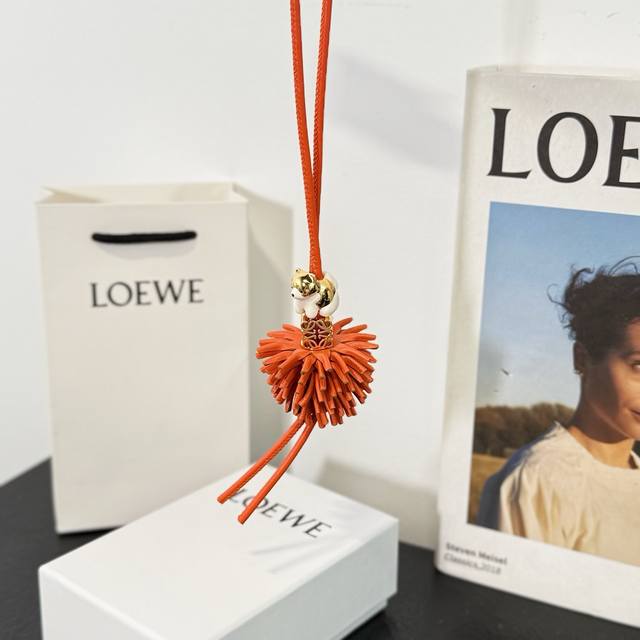 新品170 罗意威Loewe 动物系列-小狗挂饰 挂件 牛皮革和醋酸纤维挂饰，连接有牛皮革环带和 Anagram骰子。灵感源自 puzzle 10周年多色典