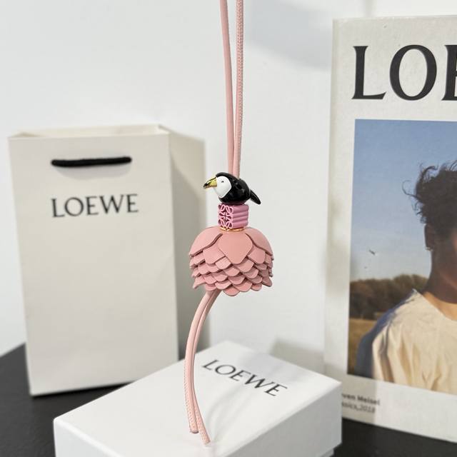 新品170 罗意威Loewe 动物系列-巨嘴鸟挂饰 挂件 牛皮革和醋酸纤维挂饰，连接有牛皮革环带和 Anagram骰子。灵感源自 puzzle 10周年多色
