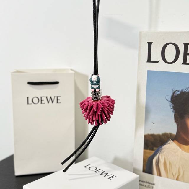 新品170 罗意威Loewe 动物系列-小仓鼠挂饰 挂件 牛皮革和醋酸纤维挂饰，连接有牛皮革环带和 Anagram骰子。灵感源自 puzzle 10周年多色