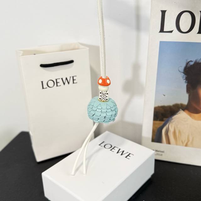新品170 罗意威Loewe 动物系列-蘑菇挂饰 挂件 牛皮革和醋酸纤维挂饰，连接有牛皮革环带和 Anagram骰子。灵感源自 puzzle 10周年多色典