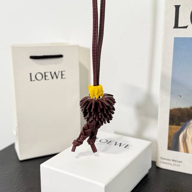 新品170 罗意威Loewe 动物系列-大象挂饰 挂件 牛皮革和醋酸纤维挂饰，连接有牛皮革环带和 Anagram骰子。灵感源自 puzzle 10周年多色典