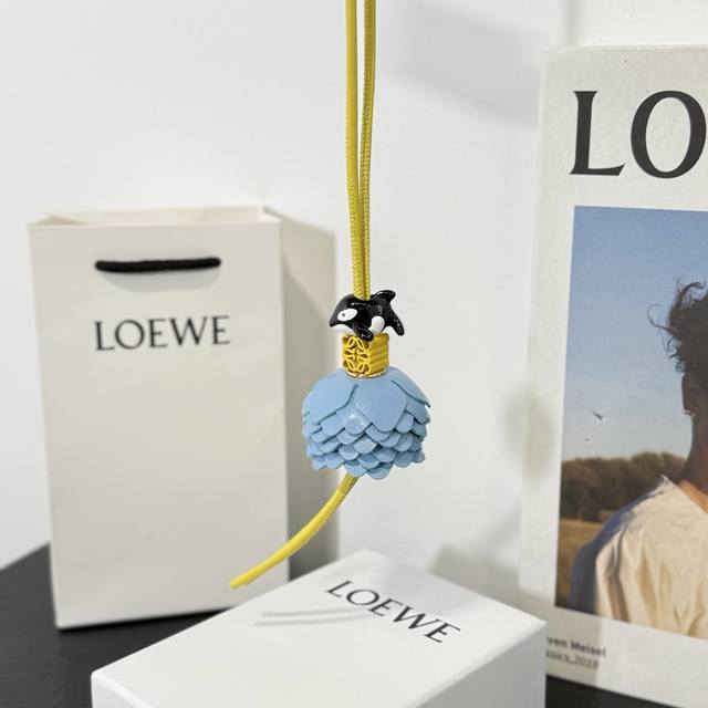 新品170 罗意威Loewe 动物系列-鲸鱼挂饰 挂件 牛皮革和醋酸纤维挂饰，连接有牛皮革环带和 Anagram骰子。灵感源自 puzzle 10周年多色典