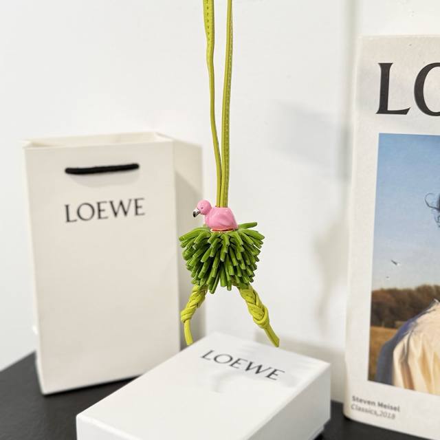 新品170 罗意威Loewe 动物系列-火烈鸟挂饰 挂件 牛皮革和醋酸纤维挂饰，连接有牛皮革环带和 Anagram骰子。灵感源自 puzzle 10周年多色