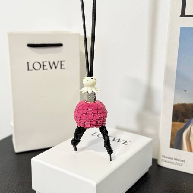 新品170 罗意威Loewe 动物系列-章鱼挂饰 挂件 牛皮革和醋酸纤维挂饰，连接有牛皮革环带和 Anagram骰子。灵感源自 puzzle 10周年多色典