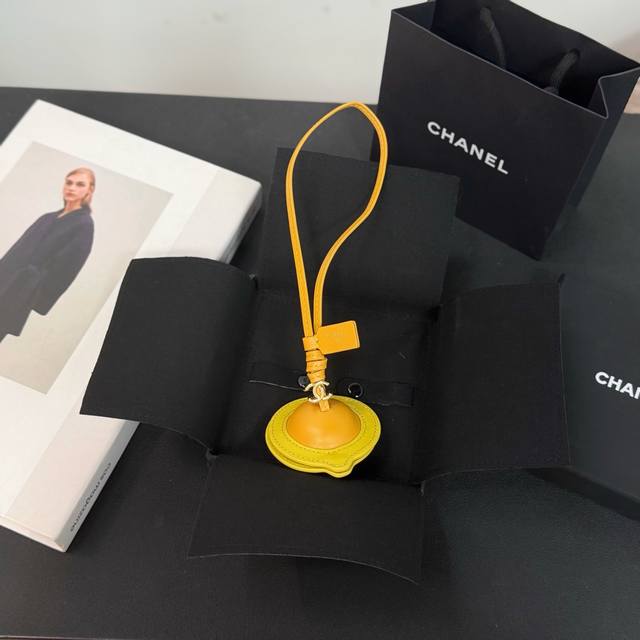 140新品3色现货 2026年最新款 真皮材质 春夏Chanel土星星球挂件挂饰包挂吊饰，把宇宙的浪漫装进掌心。小羊皮革勾勒出星球轮廓，标志性双C点缀其间，