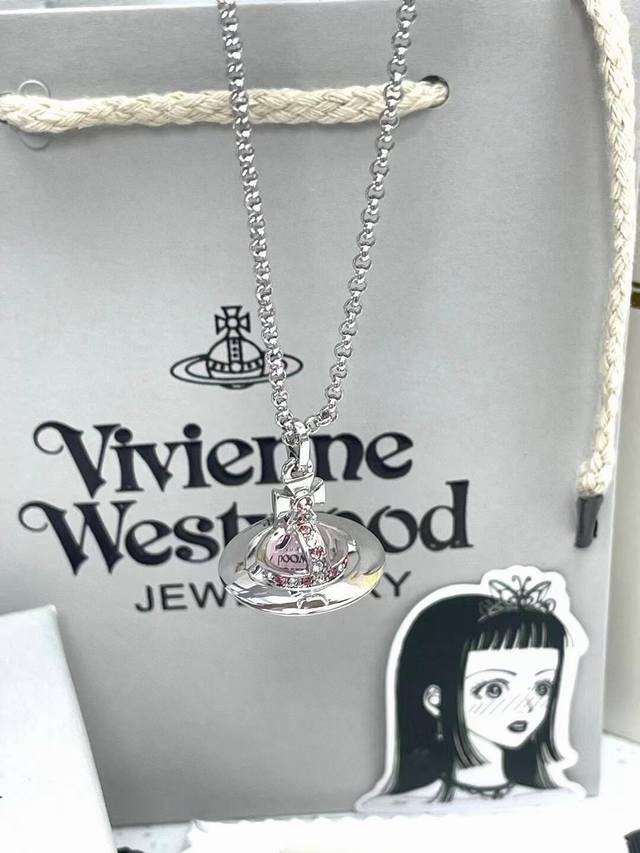 p100 中号Vivienne Westwood薇薇安西太后项链 优雅大方精工设计 青春活力 一眼就被这款吸引了 非常漂亮的颜色搭配