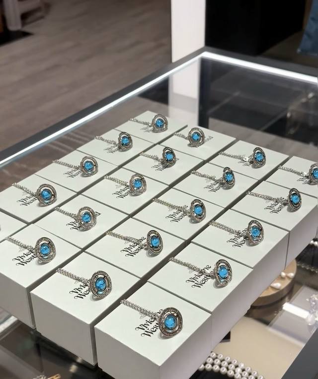 p100 西太后项链 Vivienne Westwood英国时装设计师，时装的朋克之母！时尚潮流风格，品质强大，超美的设计！简约大气刺绣Logo精致这个款不用