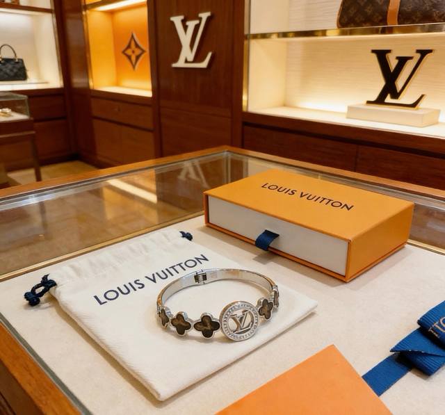 p100 LV bracelet/bangle new mold opening, trendy and fashionable, must-have for