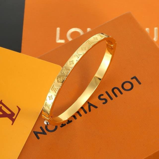 This exquisitely crafted p70 Louis Vuitton bracelet embodies superb craftsmanshi