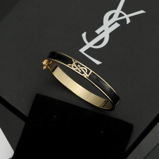 p80 圣罗兰Ysl 手镯经典奢侈 时尚百搭 犹如酒会礼服一般，绚烂多姿。经典 最具个性魅力象征永远的不变的情怀，代表着经典和永恒 ！秉承圣罗兰的传统 手环