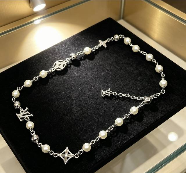 p100-1V pearls 项链 M02448项链以多元材质展现匠心细节，将品牌元素穿插于珠饰链条，再巧妙融入 Damier 图案铭纹，成就品牌拥趸的别致之选