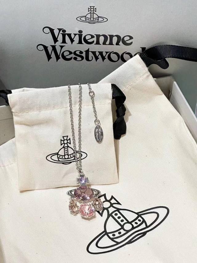 p110 西太后 Vivienne 镶嵌宝石项链 闭眼准入没错！纯王粹冠球经是典的象征，闪土耀星环勾未勒来波光转流间，开启一场未与来的崭新际遇！我采们用特定华