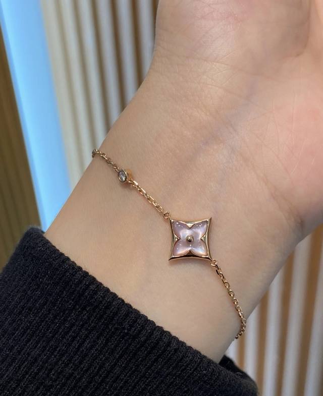 p150 Louis Vuitton four-leaf clover mother-of-pearl bracelet in gold.
