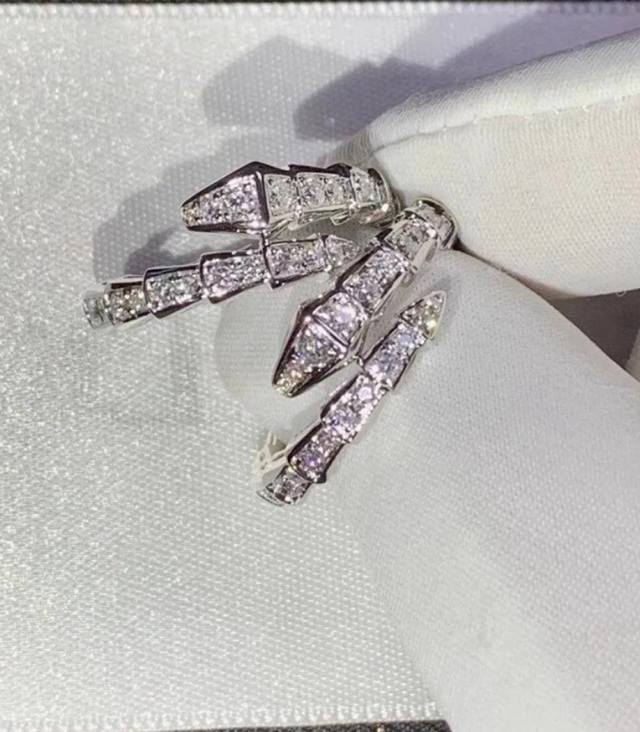 p150 V金材质宝格丽满钻蛇骨戒指 白金色 玫瑰金 黄金色6789码