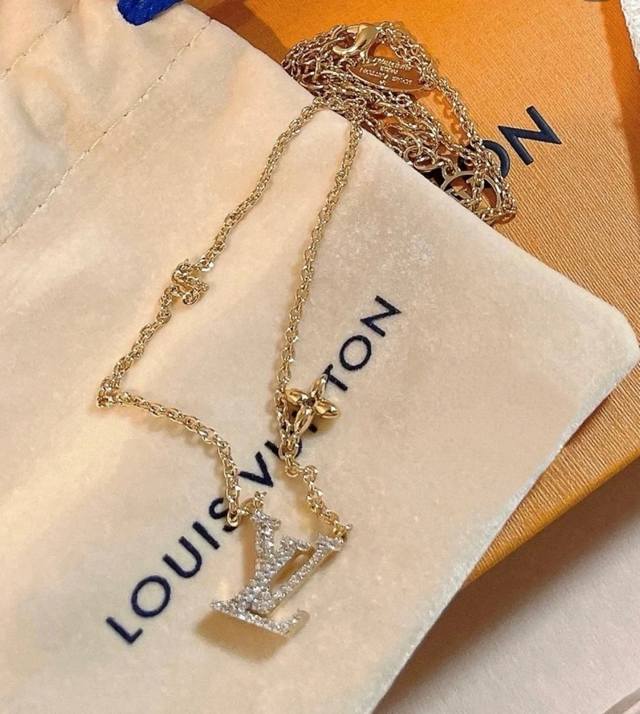 p150 V gold material Louis Vuitton full diamond gold letter pendant necklace