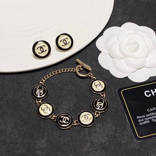 p80 小香Chanel手链火爆上新 同步专柜独家高端品质实拍图代购级别做工精致细腻重工版本超级仙女唯美的一款做工超级细心无漏洞媲美Z批买到就是赚到