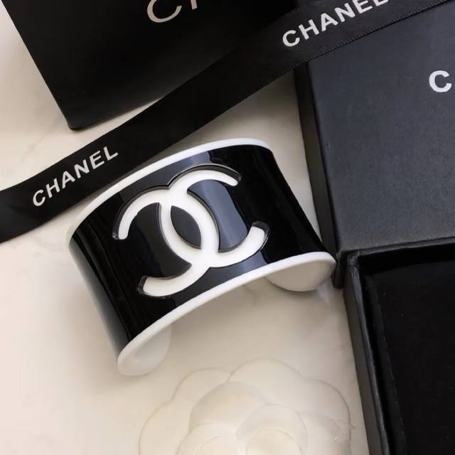 p90 Chanel 香奈儿好品质亚克力彩色宽版黑色手镯Bracelet Jewelry 新款厚实手镯 高级定制精致小物件必备 一年四季都可配戴细节中提升衣品