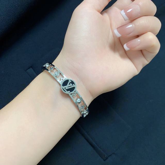 p70 New Arrival Original Louis Vuitton Diamond Bangle. Made with the same materi