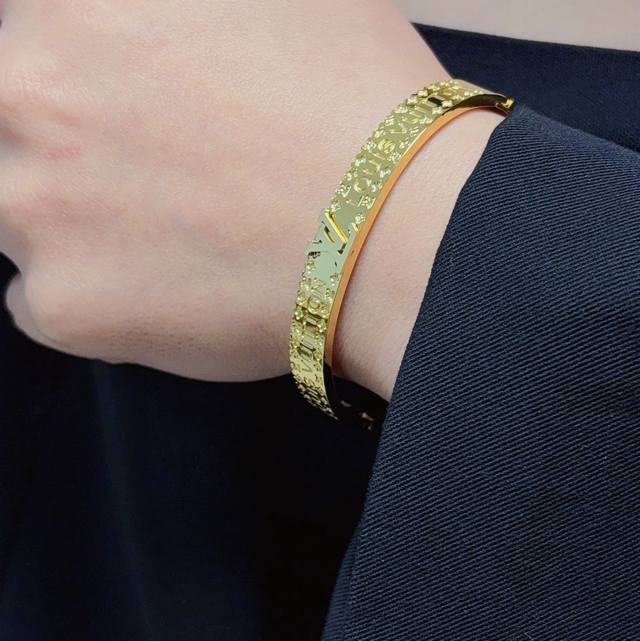 p70 New Arrival Original LV Printed Carved Four-Leaf Clover Unisex Gold Bangle.