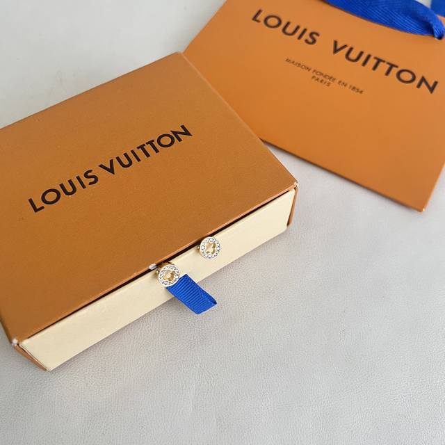 p80 Original Louis Vuitton earrings, same material as those in boutiques, a popu