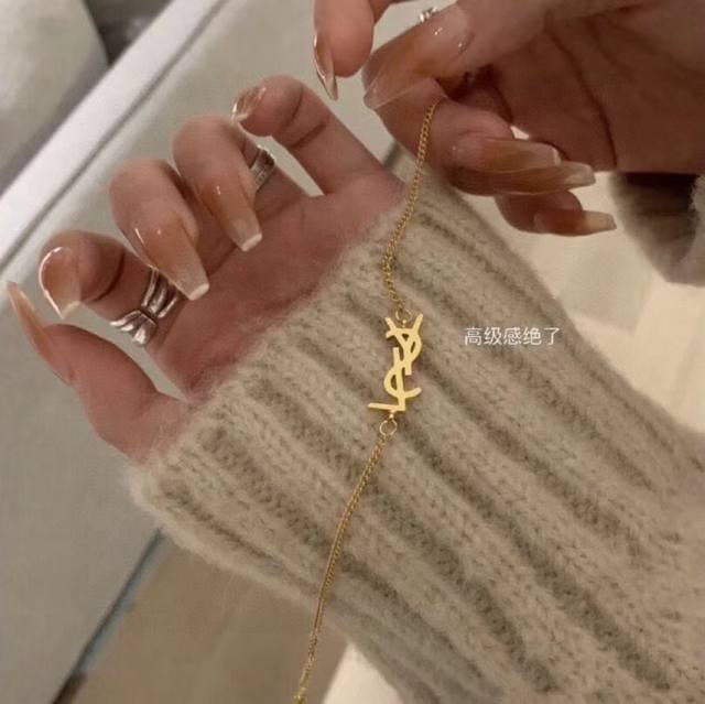 p70 最新款Ysl 圣罗兰字母手链带Logo原装14K进口精钢保色材质 Yves Saint Laurent 创立于1961年 优雅抽象大胆别致的设计风格使