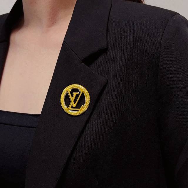 p80 Louis Vuitton boutique new style gold-plated vintage brooch with diamond-enc
