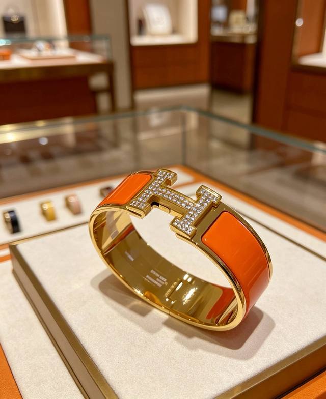 p280。 Hermes 爱马仕手镯 原版定制 20Mm宽版手环 珐琅工艺太考验师傅的手艺了 要确保色泽手工制作好 V金高端定制 女神 都爱爱马仕火爆手镯 超精