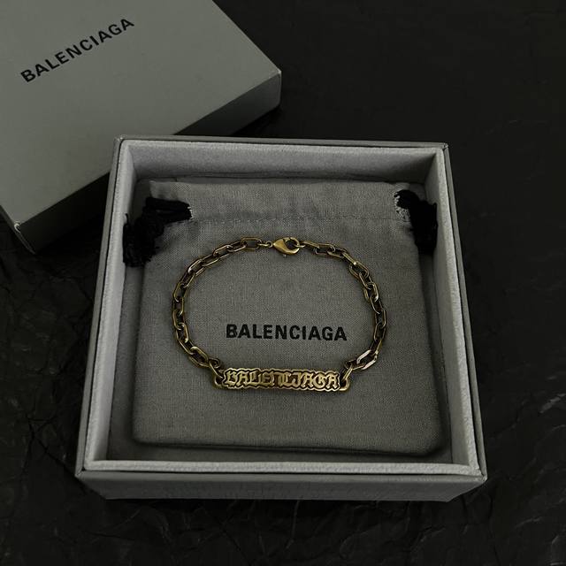 p120 原单货新品 巴黎世家 手链 Balenciaga 做旧款专柜一致 黄铜材质 古金电镀 火爆款出货 设计独特 。 总长：20厘米