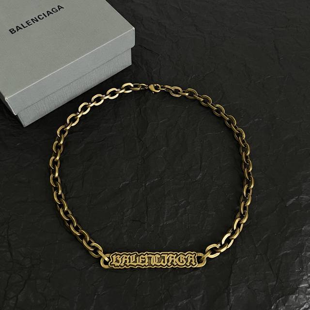p180 原单货新品 巴黎世家 项链Balenciaga 做旧款专柜一致 黄铜材质 古金电镀 火爆款出货 设计独特。 长度：52厘米