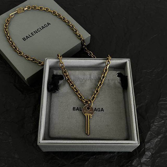 p180 原单货新品 巴黎世家 项链Balenciaga 做旧款专柜一致 黄铜材质 古金电镀 火爆款出货 设计独特。 长度：56厘米