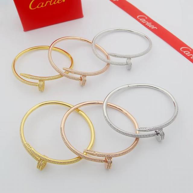 p130 Cartier 卡地亚手镯满钻钉子手镯Juste Un Clou系列独具创意～个性十足钉子设计 表面满镶上闪亮钻石......亚金材质电镀18K金Si