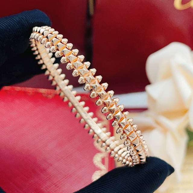 p100Kz025 大小尺寸:17均码 Cartier*卡地亚最新款玫瑰金钉子手镯 一致Zp黄铜材质，非常的上镜设计很特别值得入手高级手工坊系列