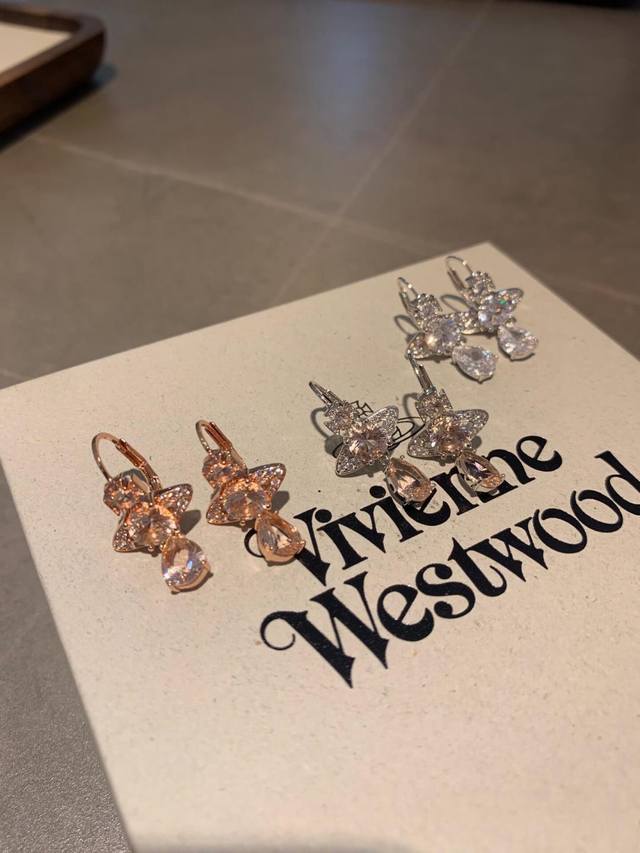 p110 Vivienn Westwood 西 后 王冠星球耳钉 重磅推荐,绝美土星耳钉,闭眼入准没错!纯粹王冠球是经典的象征,闪耀土星环勾勒未来波光流转间, p110 Vivienn Westwood 西 后 王冠星球耳钉 重磅推荐,绝美土星耳钉,闭眼入准没错!纯粹王冠球是经典的象征,闪耀土星环勾勒未来波光流转间,