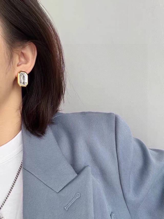 p60原单货新品 巴黎世家 Balenciaga 新款方钻耳钉专柜一致黄铜材质电镀18K金 火爆款出货 设计独特 前卫 美女必备
