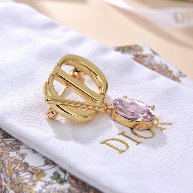p60迪奥 一线大牌都爱的Dior 迪奥 新品字母胸针。金属质感逆袭版字母潮范儿抢风头 完全胜任现代年轻人街拍、度假时尚搭成为夏日最炙手的时髦单品...