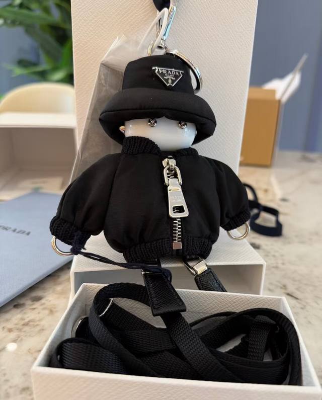 p210 prada 普拉达潮酷机器人挂件,通体尼龙面料搭配品牌经典三角Logo礼帽,拉链夹克造型精致立体,自带挂扣与长肩带,可作包挂、钥匙扣或斜挎挂饰,暗黑高 p210 prada 普拉达潮酷机器人挂件,通体尼龙面料搭配品牌经典三角Logo礼帽,拉链夹克造型精致立体,自带挂扣与长肩带,可作包挂、钥匙扣或斜挎挂饰,暗黑高