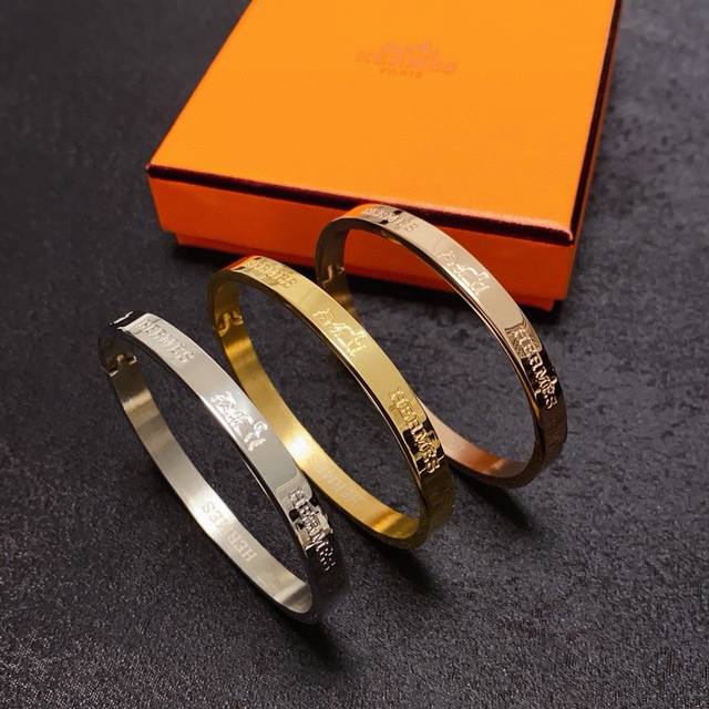 p70 新品爱马仕Hermes字母雕刻手镯14K 精工版保色窄版从上市以来一直深受Mm喜爱每一种颜色都有它独一无二的光彩！上手效果非常好看！最细小的一款！比普