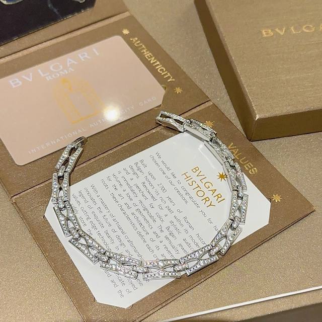 p130。宝格丽手链V金材质 Bvlgari宝格丽 Divas‘ Dream 系列 品相完美，全手工镶嵌细节无敌，那种独特的色泽完全无可挑剔，再缀以经典指环外形