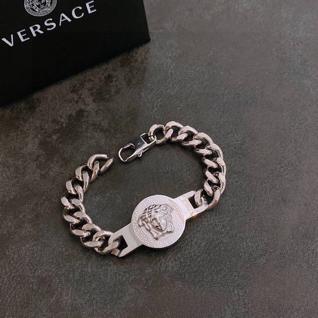 p140 Versace Tulle logo bracelet is stylish and cool, exuding a touch of unrestr